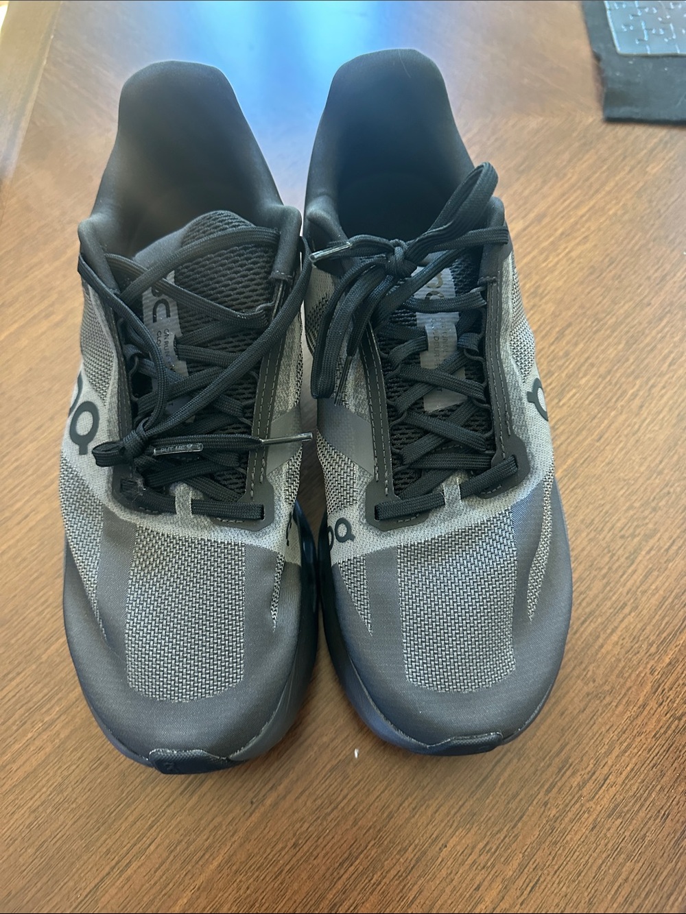 On Cloud Running Men's Trainers in Black and Gray with Logo Detail